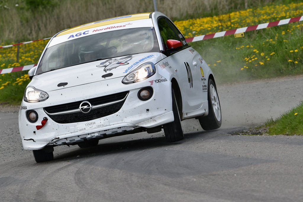 Thomas Andersen og Preben Lønbjerg Jensen i deres Opel ADAM på den fjerde hastighedsprøve i weekendens Anderup El Rally på Fyn
(Foto: Morten Dam - autoMOTIV/specialpress)